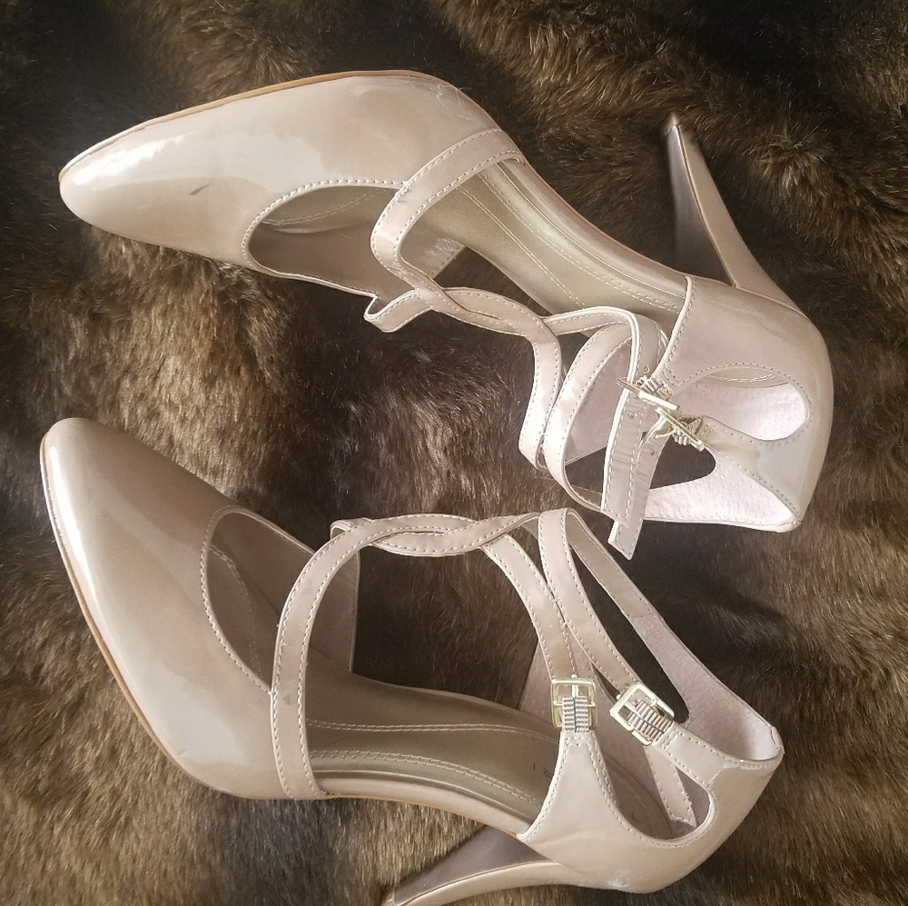 Tahari - Size 10 - Nude Heels